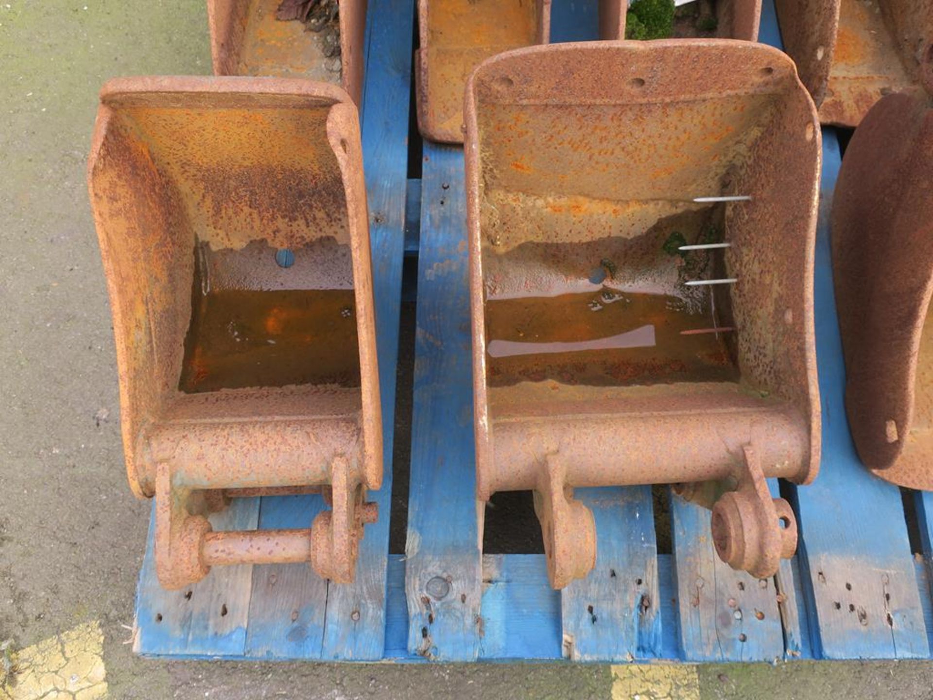 * 9 x Various Digger Buckets. Please Note there is a £5 plus VAT Lift Out Fee on this lot - Image 2 of 5