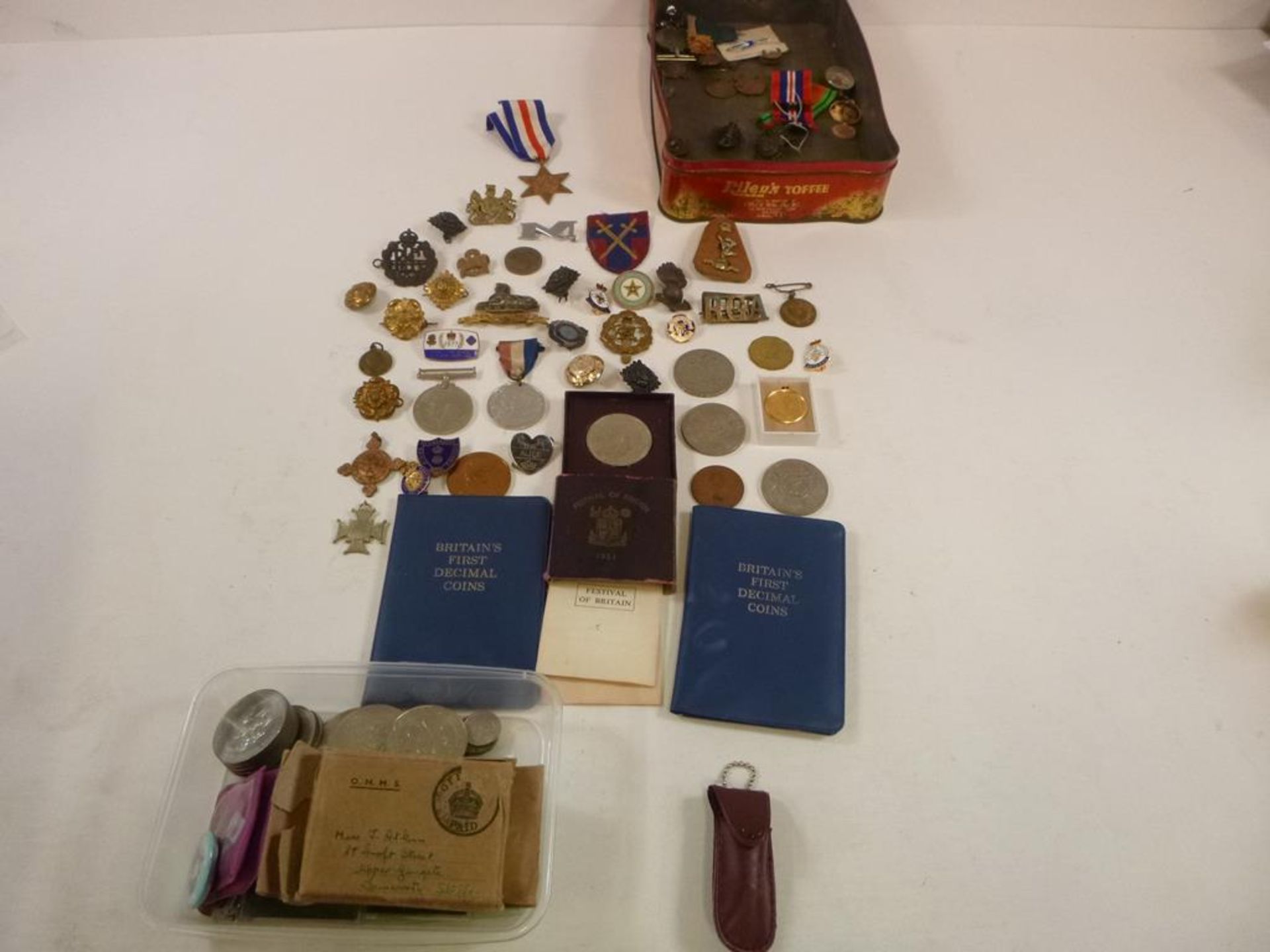 An interesting collection of Military Medals, Enamel Badges, Military Coins etc (est. £50-£100)