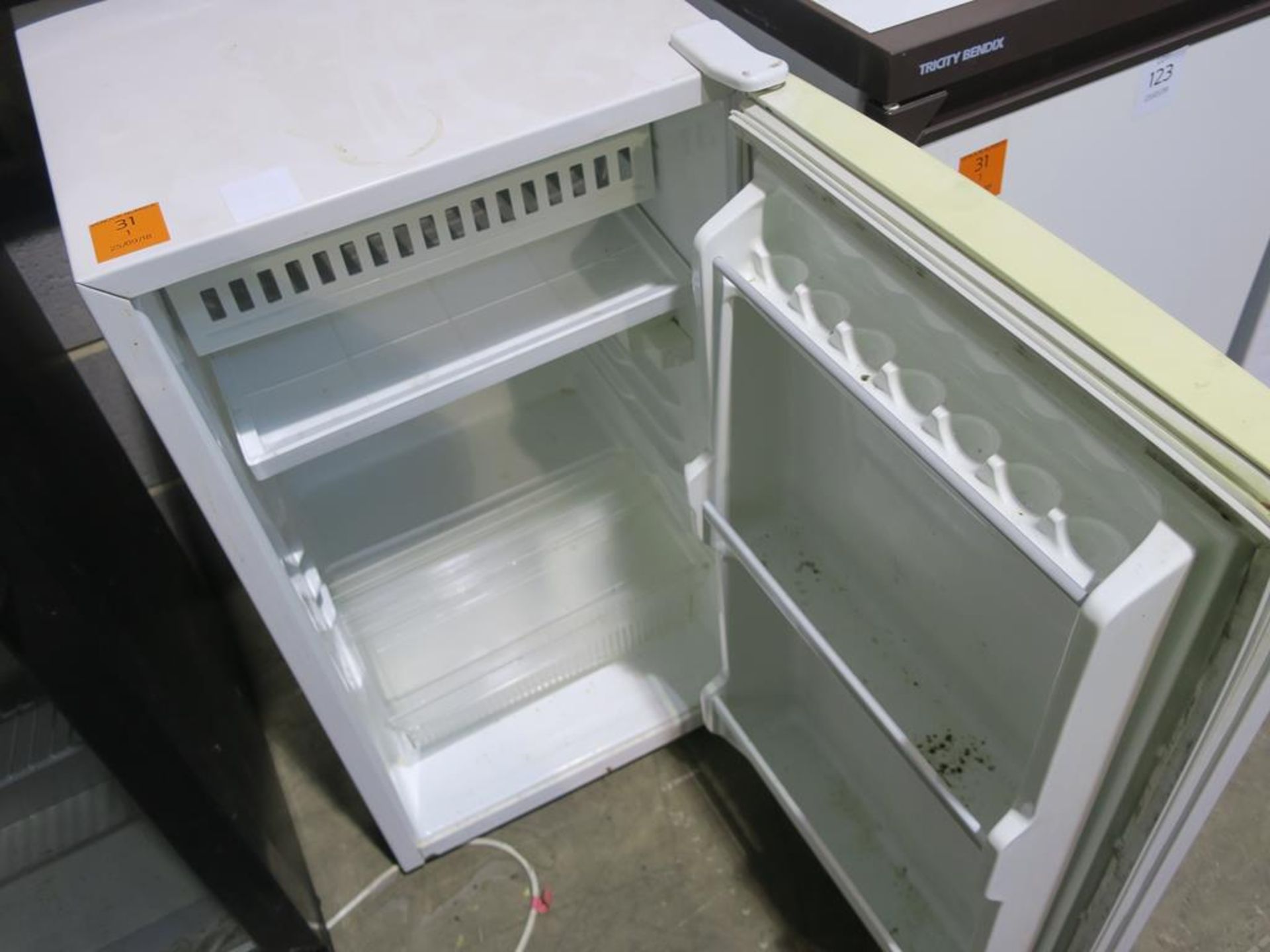 * 4 x Under Counter Fridges - Bild 3 aus 9