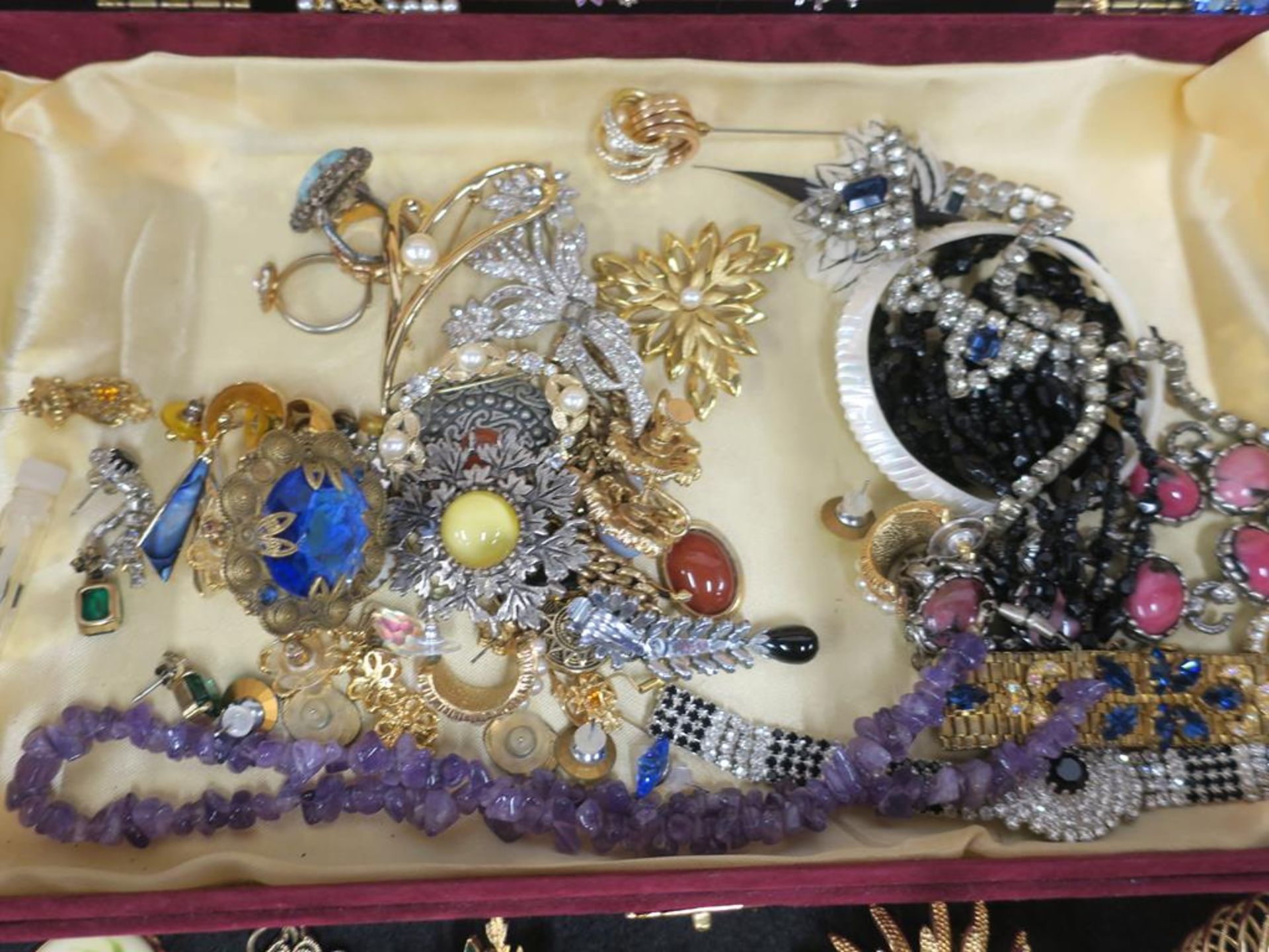 A red Jewellery box containing a quantity of vintage costume Jewellery to include Amethyst Beads and - Image 4 of 8