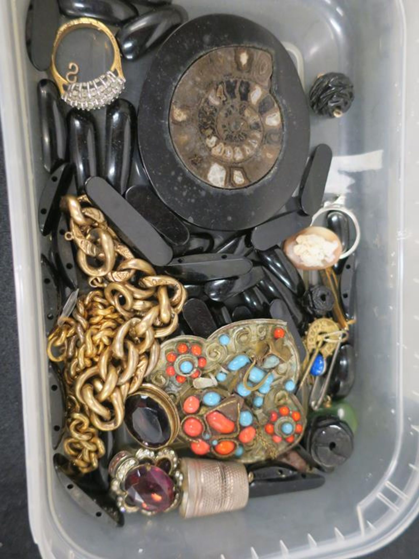 A quantity of Victorian Jewellery to include seven hallmarked Silver Brooches, two Silver Fob - Bild 8 aus 8