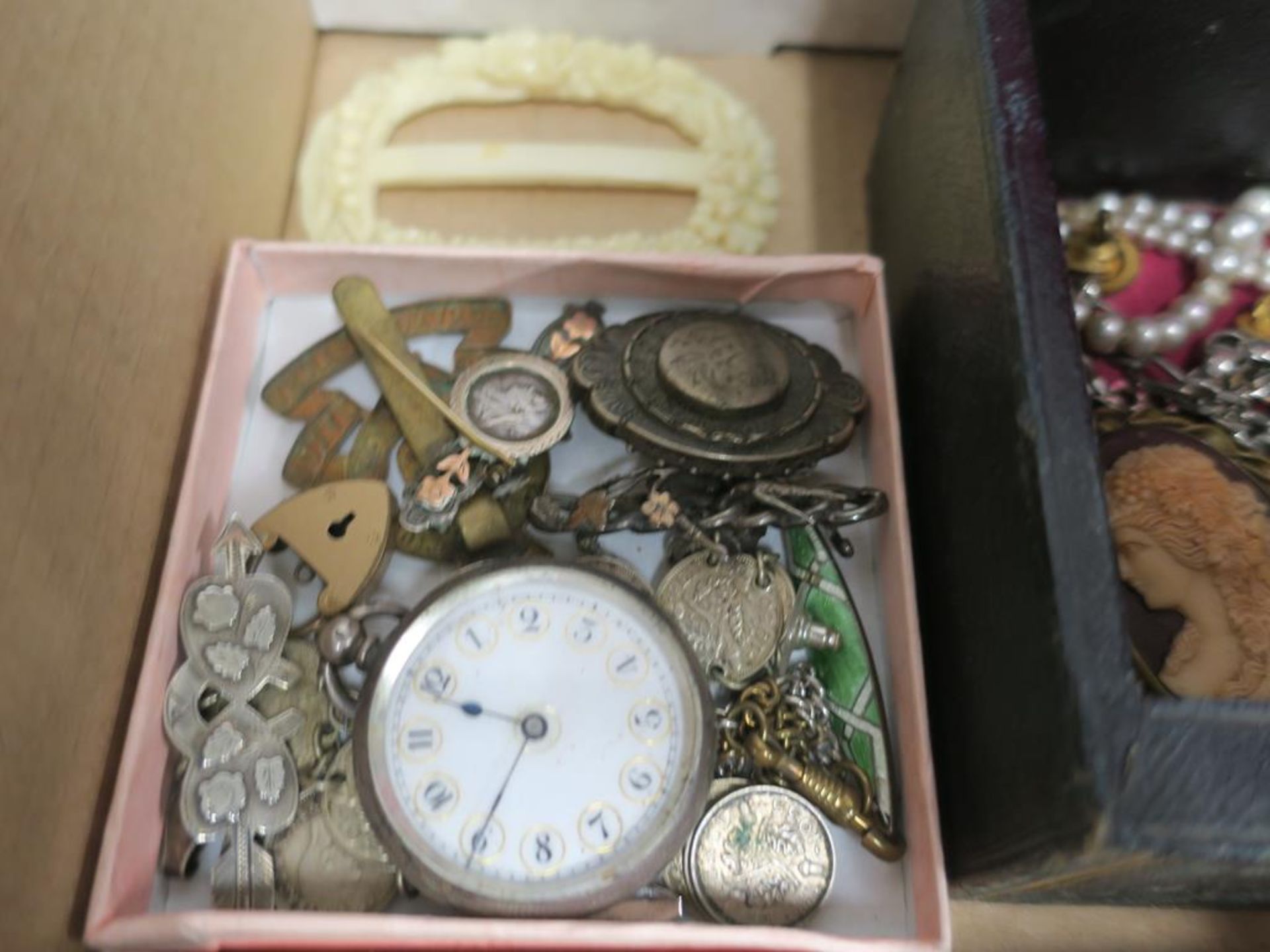 A quantity of Victorian Jewellery to include seven hallmarked Silver Brooches, two Silver Fob - Bild 4 aus 8