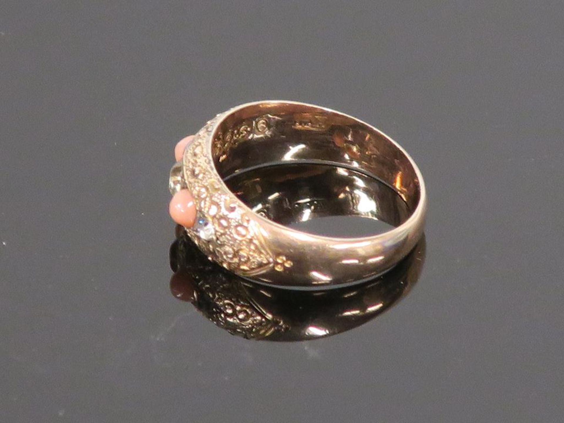 An Antique Coral and Paste 9ct Gold (Birmingham 1899) Ring (size 'M') (est £50-£100) - Image 3 of 3