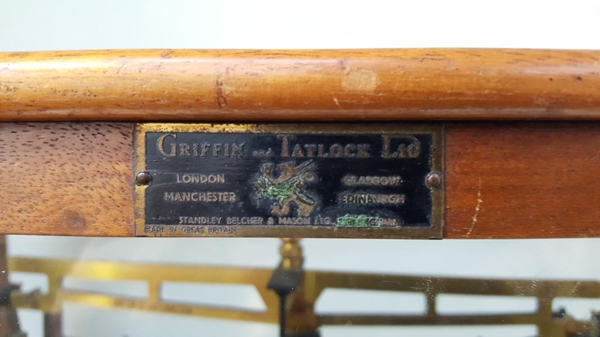 A Griffin & Tatlock set of brass Counter-Balance Scales in Display Case (est £40-£60) - Bild 2 aus 3