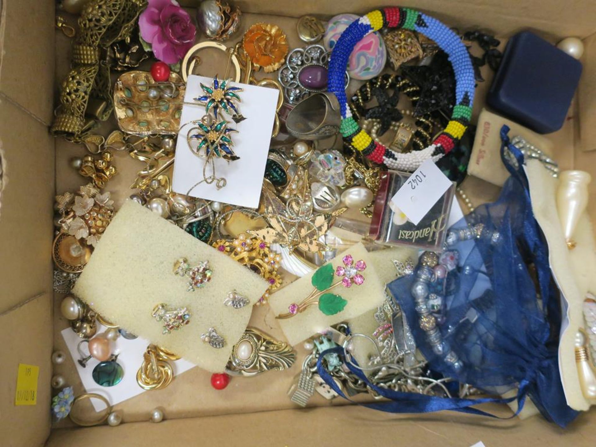 A box to contain vintage costume Jewellery (est. £45-£90) - Image 2 of 5