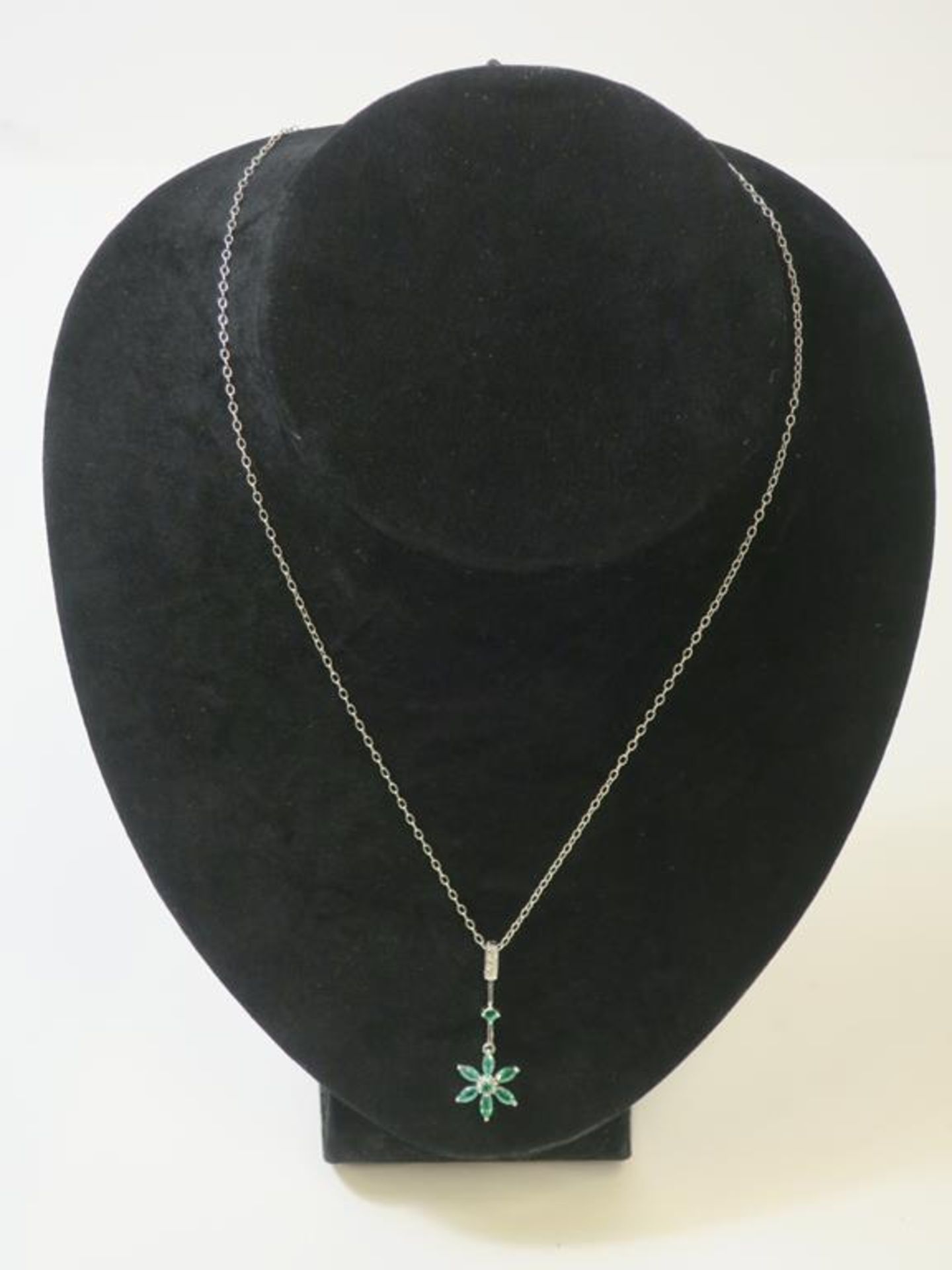 A Silver, Emerald and Diamond Necklace (est £40-£80)