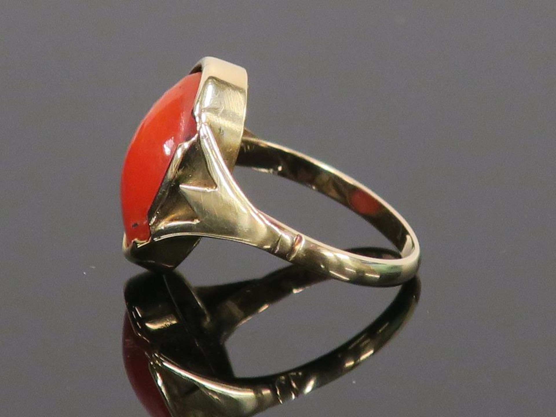 A Vintage Coral Ring (tests as 14ct gold) (size 'O') (est £80-£120) - Image 3 of 3