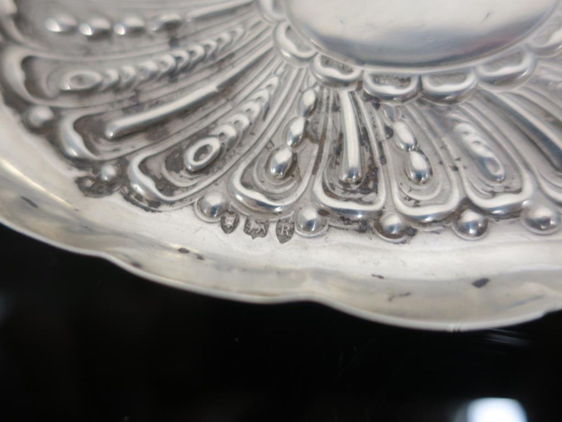 An Embossed Antique Silver Tray by WH Comyns (London 1892) (approx 38g) (est £30-£60) - Image 3 of 3