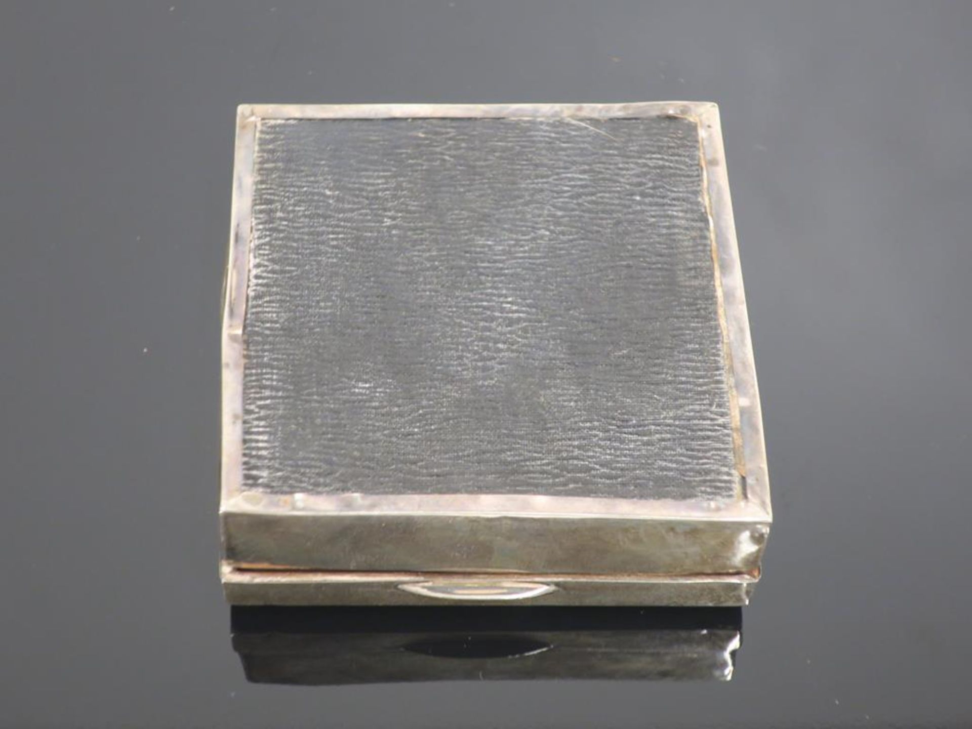 A Hallmarked Silver Box with Hinged Lid, Wooden Lined (H2.5cm, W8.4cm, D9.1cm) (est £45-£90) - Image 6 of 6