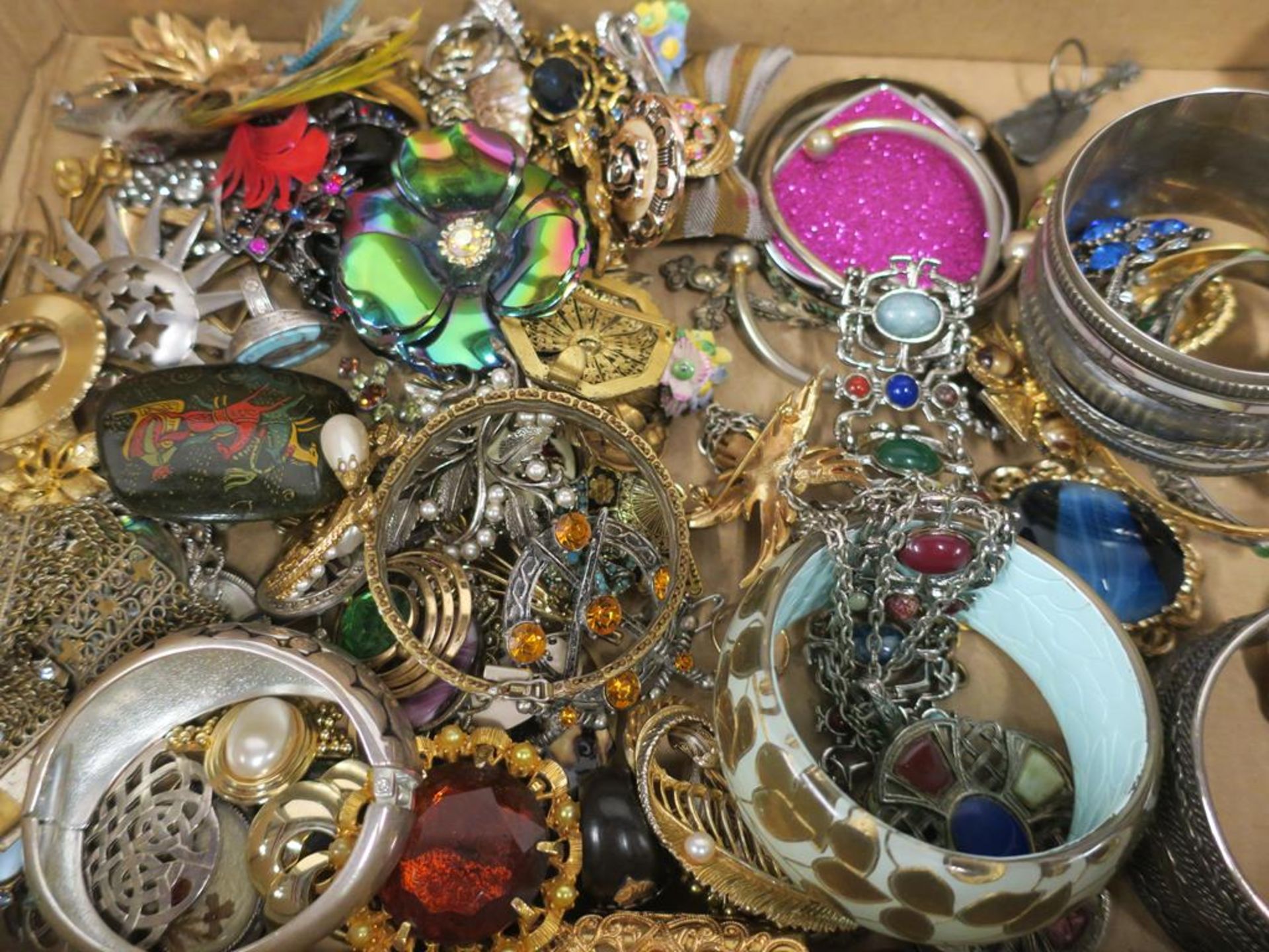 A box to include vintage costume Jewellery with a large collection of Ear Clips (some signed) ( - Image 5 of 6