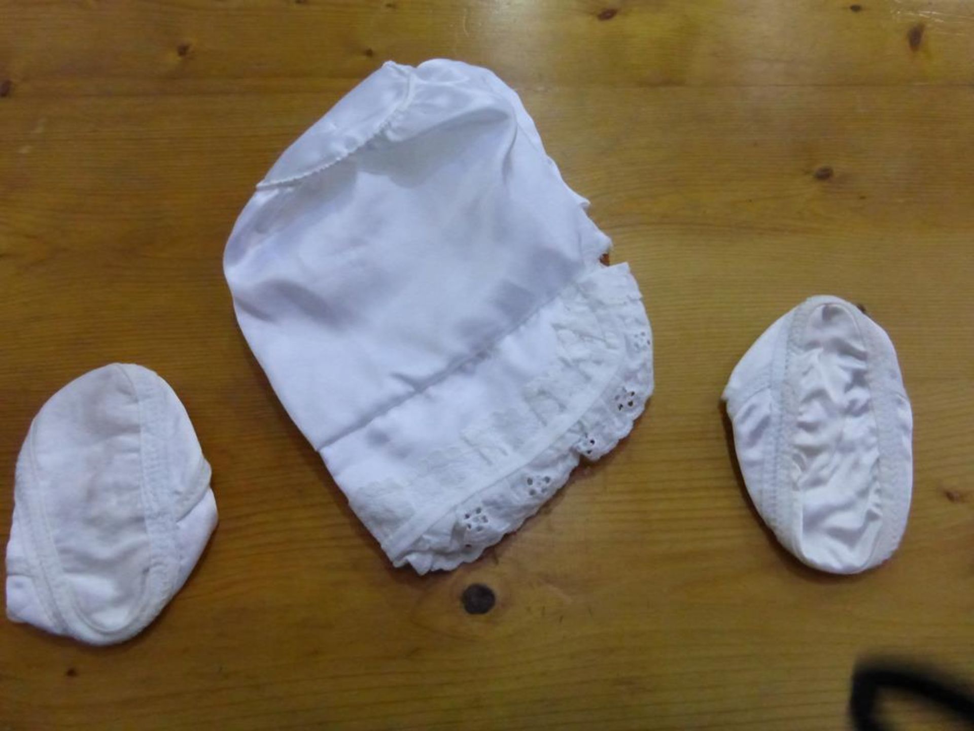 Three Vintage Christening Gowns (est £20-£30) - Bild 4 aus 4