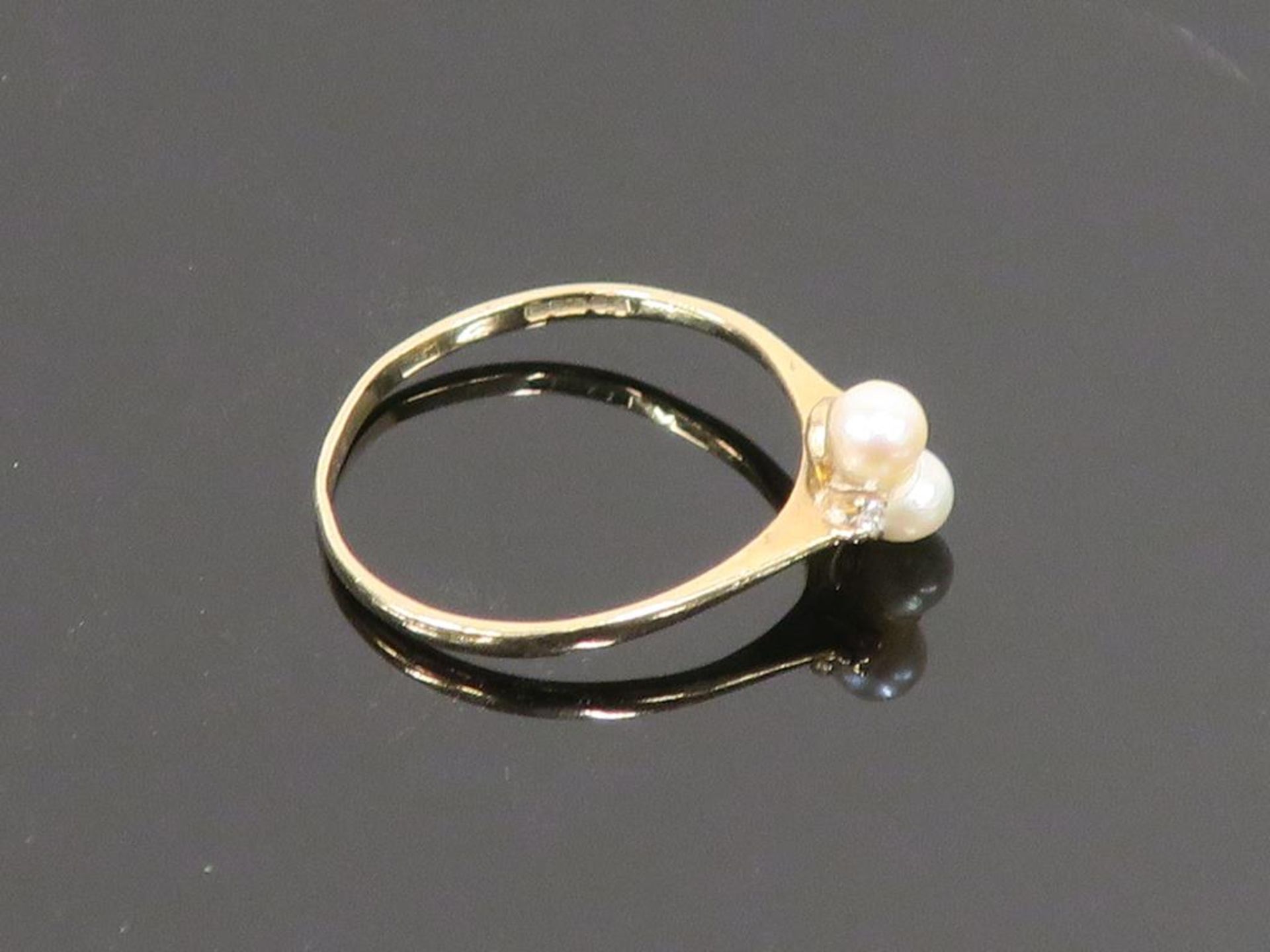 A 9ct Gold Diamond and Pearl Ring (size N 1/2) (est £40-£80) - Image 2 of 3