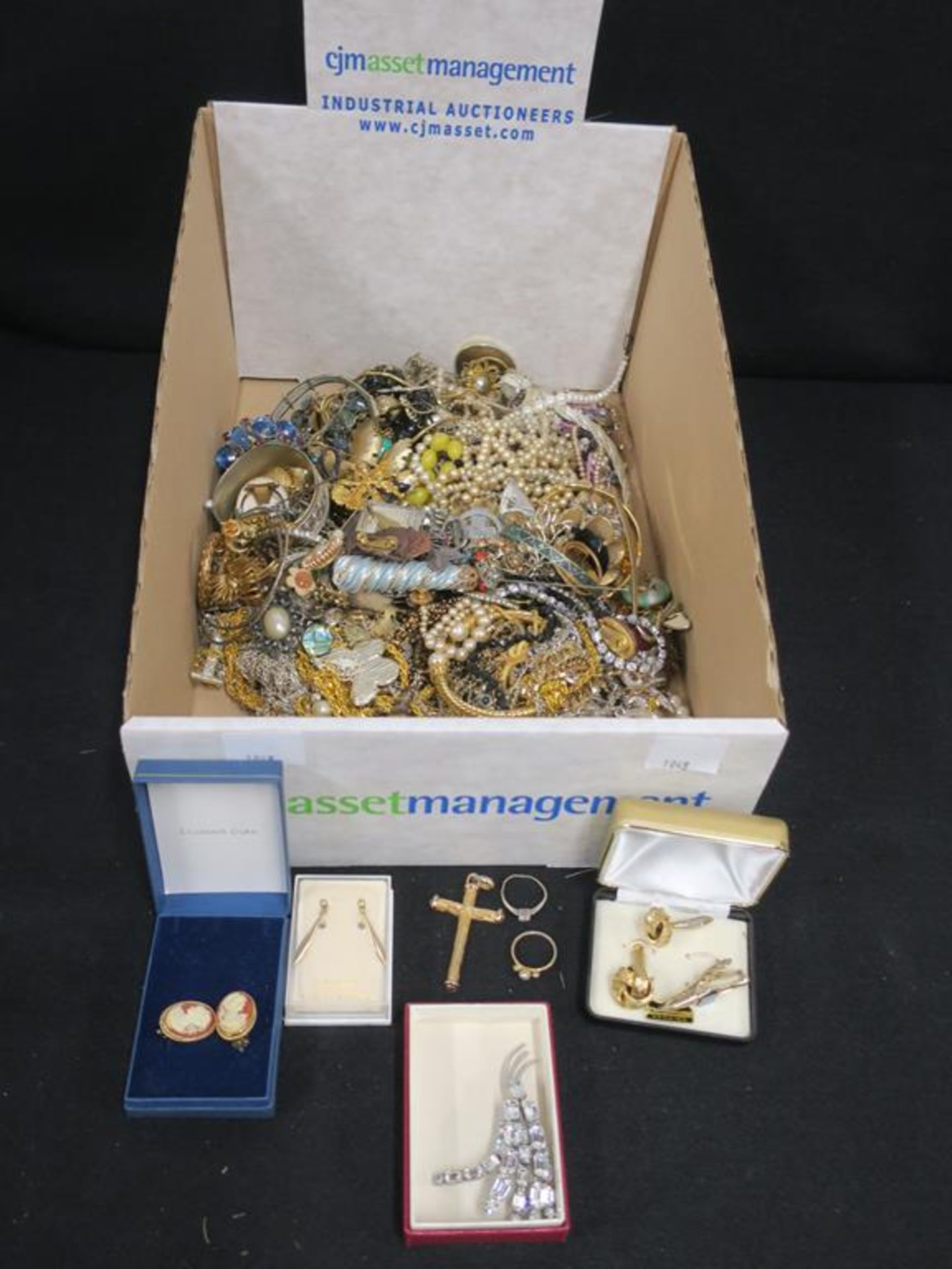 A box of vintage paste Jewellery, Necklaces, Brooches etc (est. £45-£90)