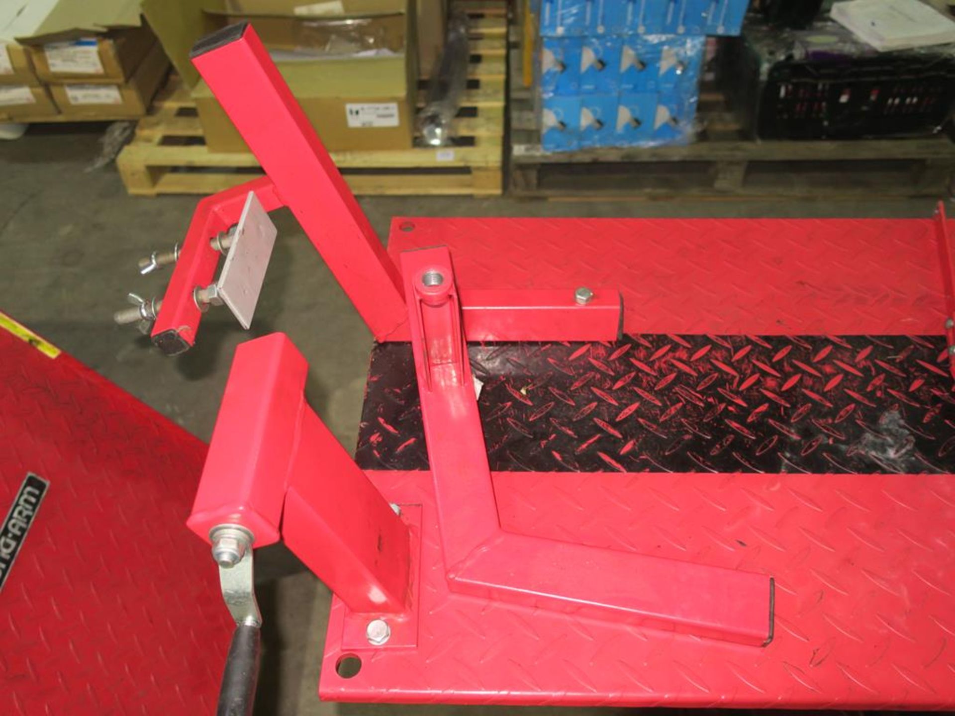* A Hydraulic Motorcycle Lift Max Load 1000lb (454kgs), (Front Wheel Vice in Need of Repair). Please - Bild 2 aus 4