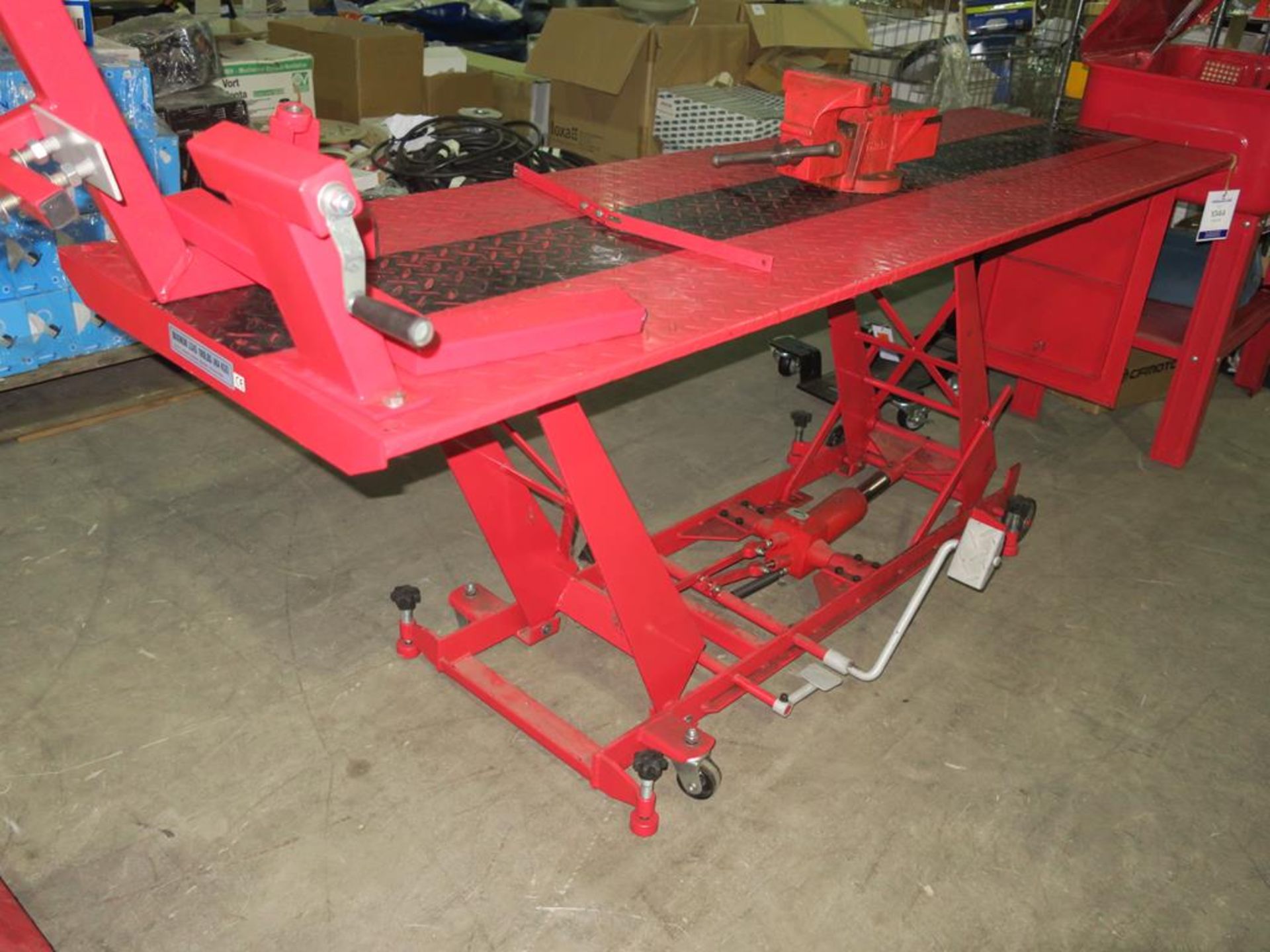 * A Hydraulic Motorcycle Lift Max Load 1000lb (454kgs), (Front Wheel Vice in Need of Repair). Please - Bild 3 aus 4