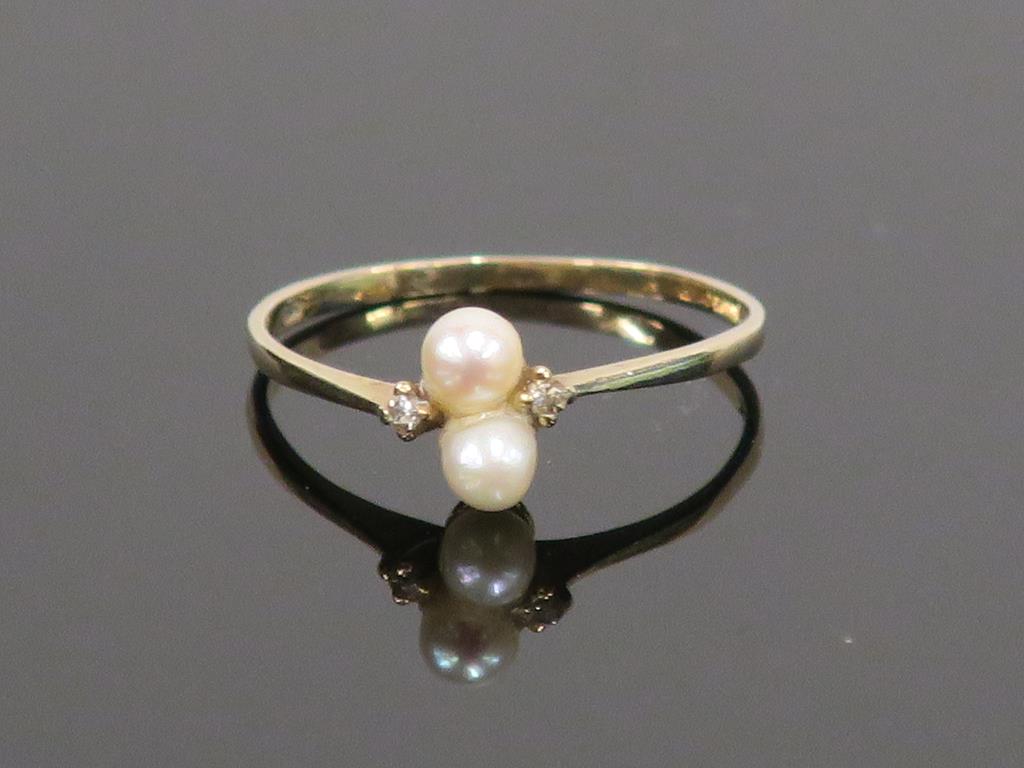 This is a Timed Online Auction on Bidspotter.co.uk, Click here to bid. A 9ct Gold Diamond and