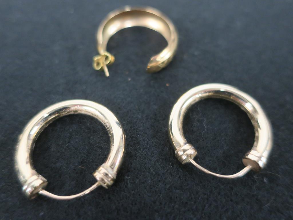 This is a Timed Online Auction on Bidspotter.co.uk, Click here to bid. A Pair of 9ct Gold Earrings - Image 2 of 2