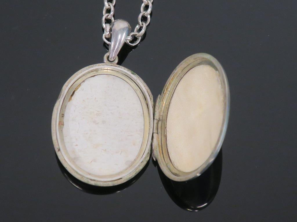 This is a Timed Online Auction on Bidspotter.co.uk, Click here to bid. A Victorian Locket (tests - Image 3 of 4