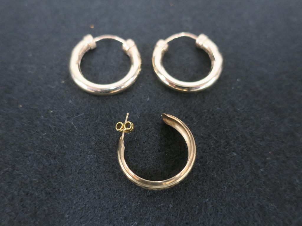 This is a Timed Online Auction on Bidspotter.co.uk, Click here to bid. A Pair of 9ct Gold Earrings