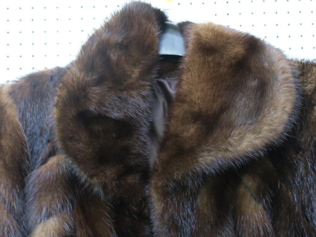 This is a Timed Online Auction on Bidspotter.co.uk, Click here to bid. A Belarussian Mink Fur Coat/ - Image 2 of 4