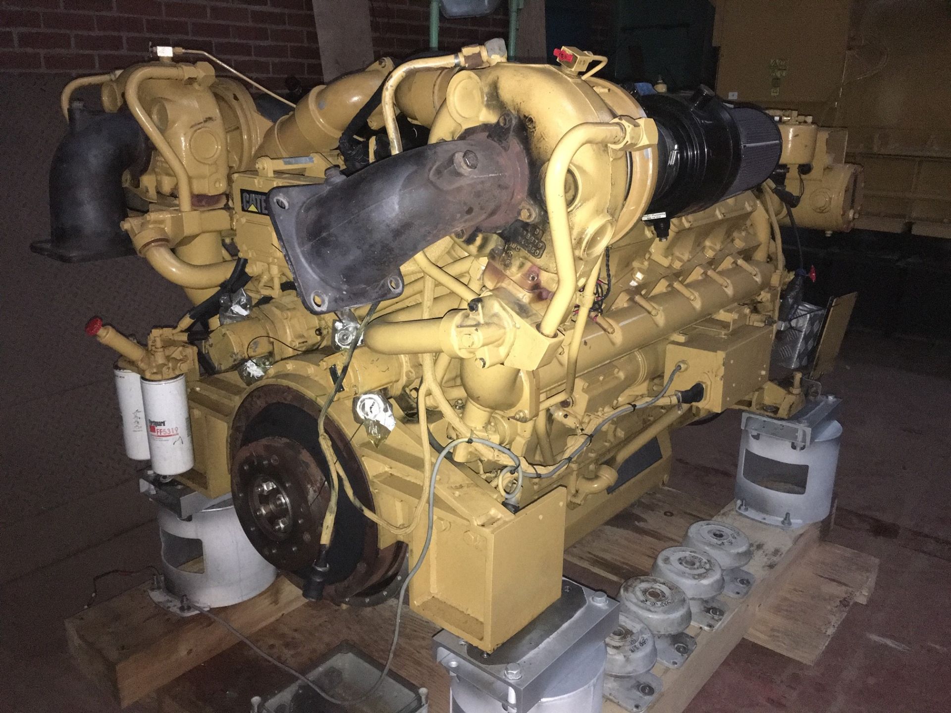 * Caterpillar V12 Marine Diesel Engine A Caterpillar V12 1250HP Marine Diesel Engine - very low - Image 5 of 7