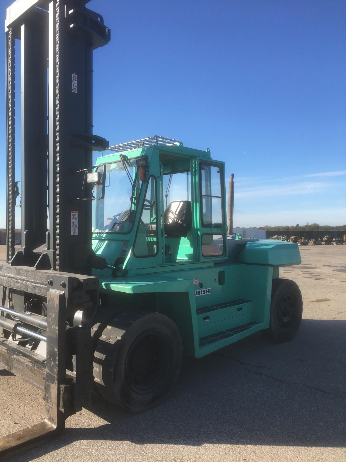 * Mitsubishi FD150 15 tonne Forklift A 1999 Mitsubishi Model FD150 15 tonne capacity - Image 4 of 8