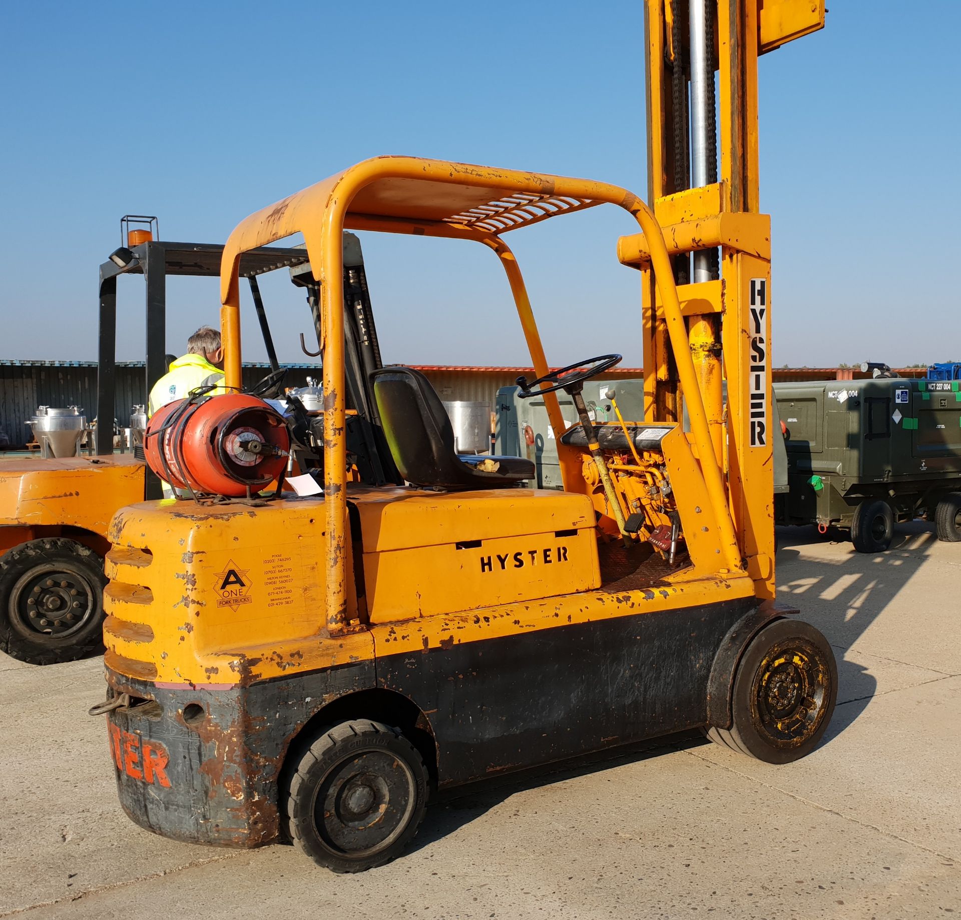 * Hyster Model S100 Gas Powered JIB Truck s/no 1034909; duplex mast; 10,000lb@ 24'' LC; max height - Image 2 of 6