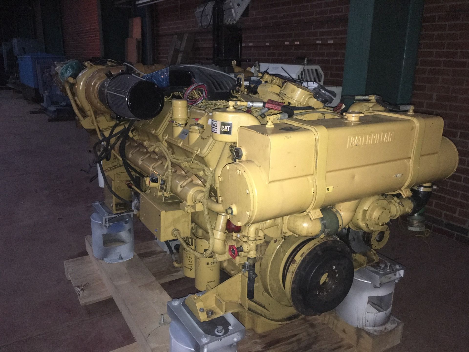 * Caterpillar V12 Marine Diesel Engine A Caterpillar V12 1250HP Marine Diesel Engine - very low - Image 6 of 7