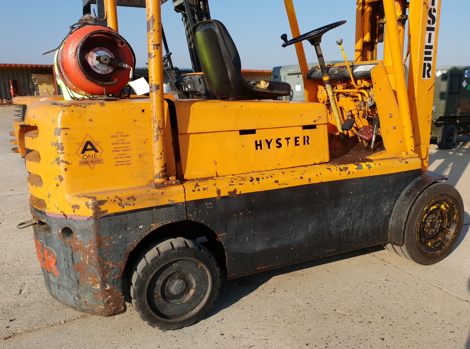 * Hyster Model S100 Gas Powered JIB Truck s/no 1034909; duplex mast; 10,000lb@ 24'' LC; max height - Image 5 of 6