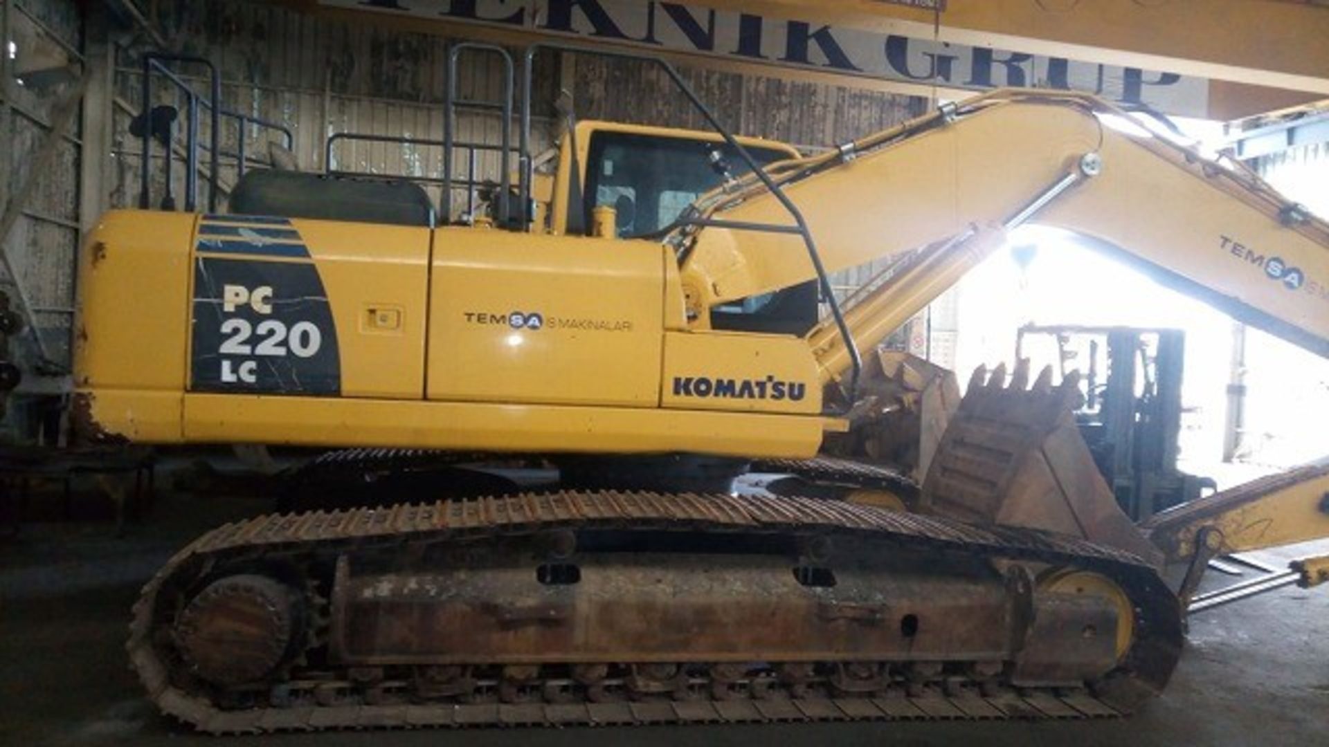 Komatsu PC220-8 Tracked Excavator - Image 5 of 10