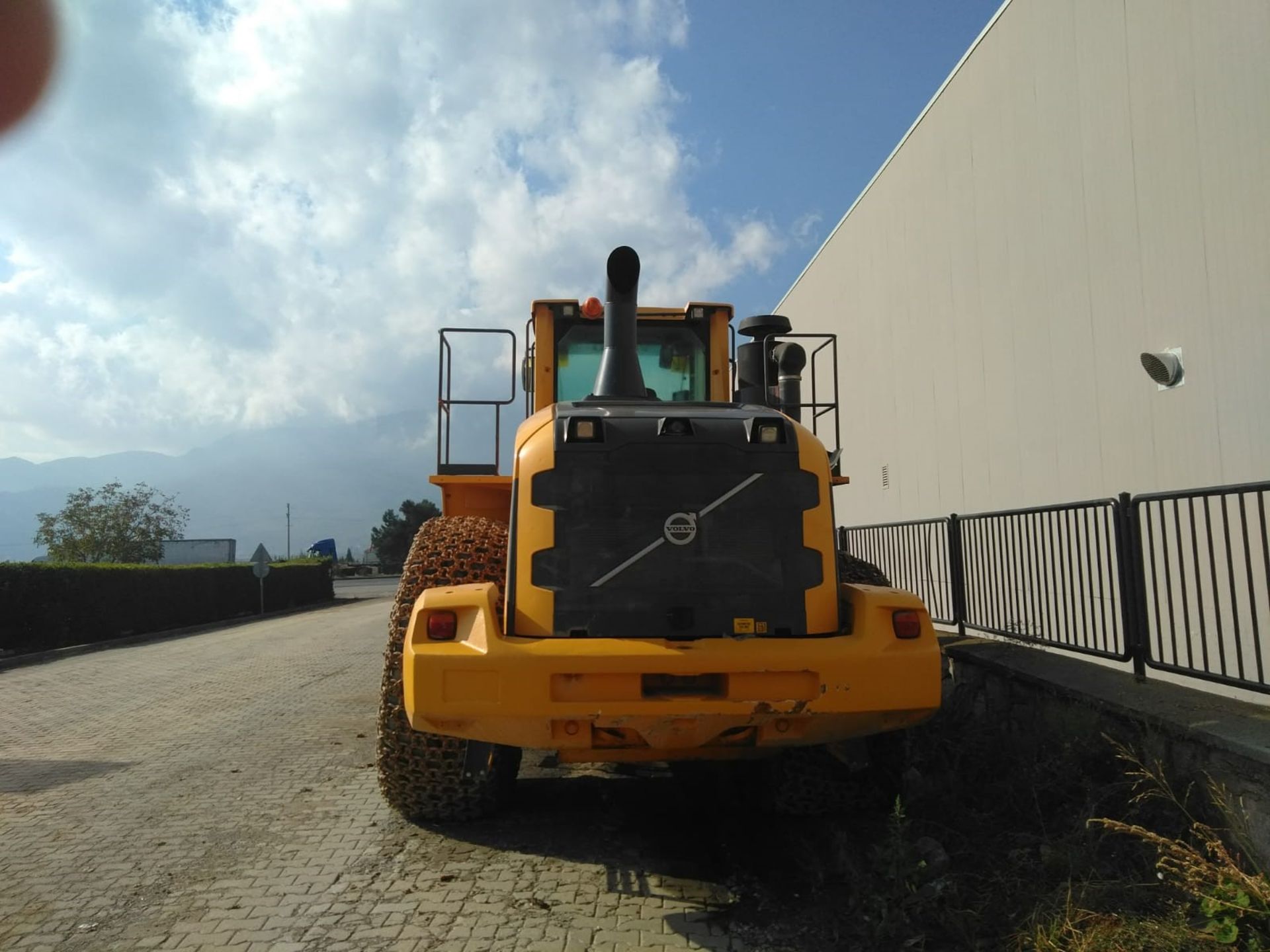 Volvo L220G Wheeled Loader - Image 2 of 8