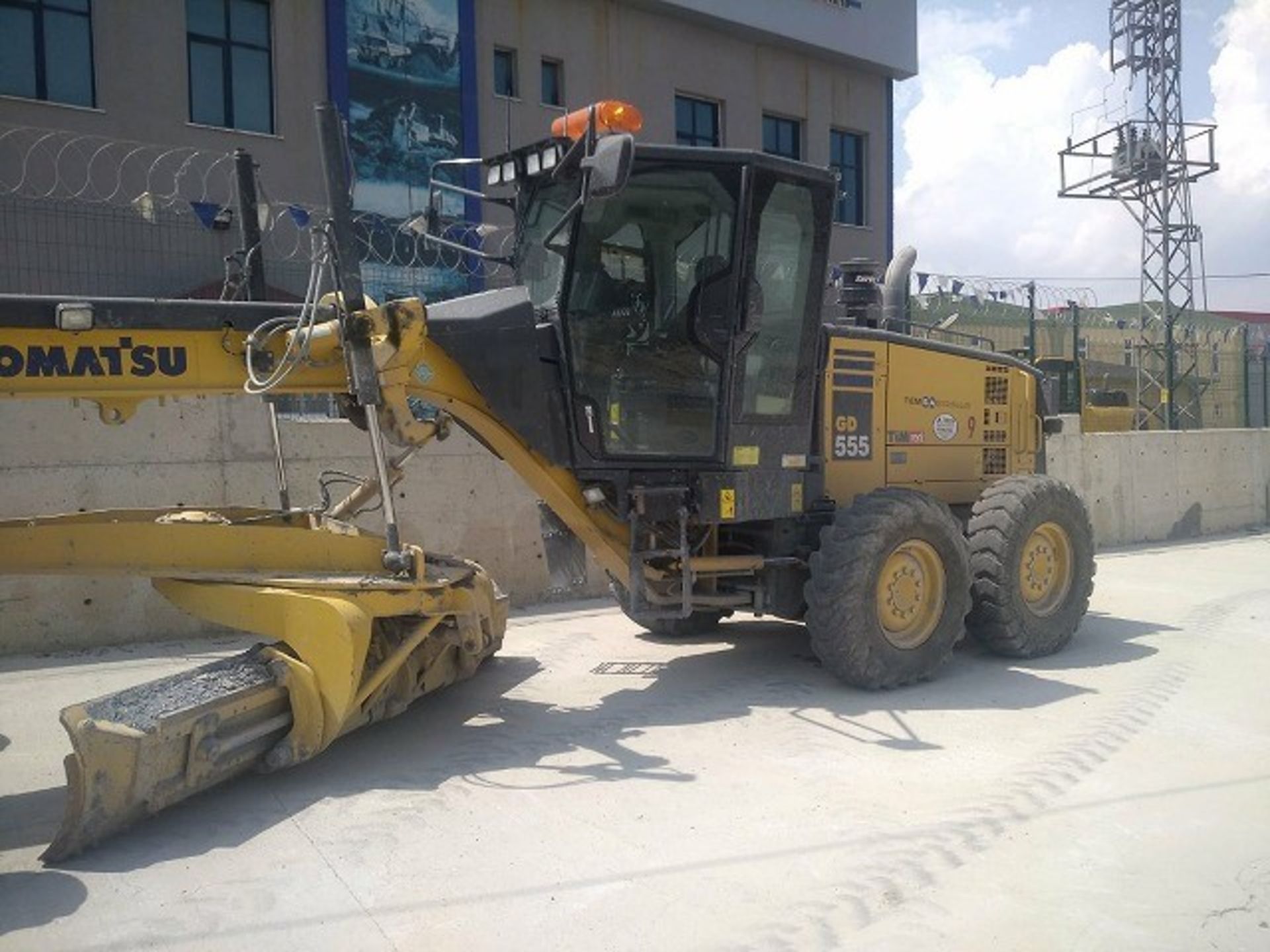 Komatsu GD555-5 Motor Grader - Image 2 of 16