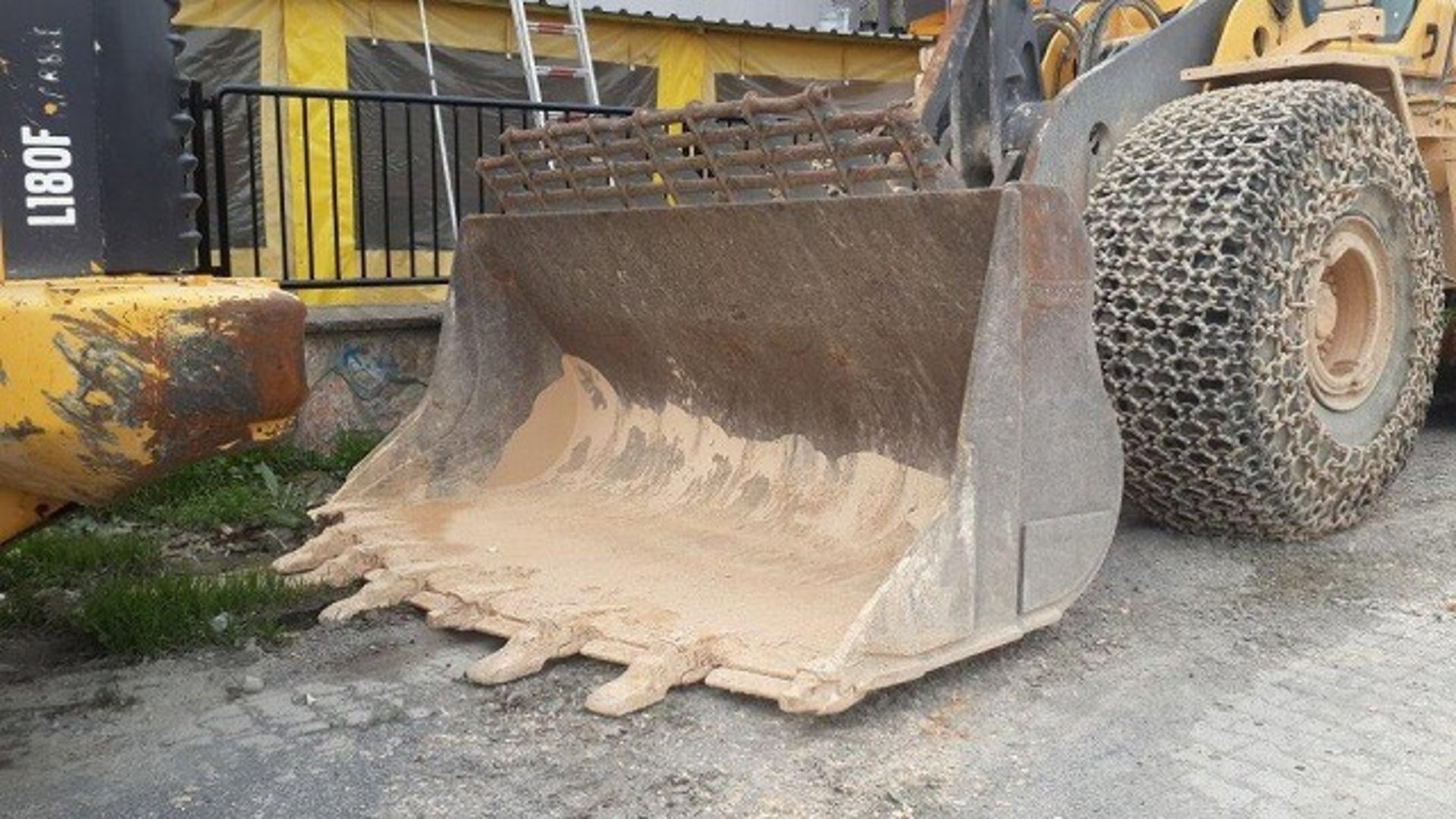 Volvo L220G Wheeled Loader - Image 6 of 11