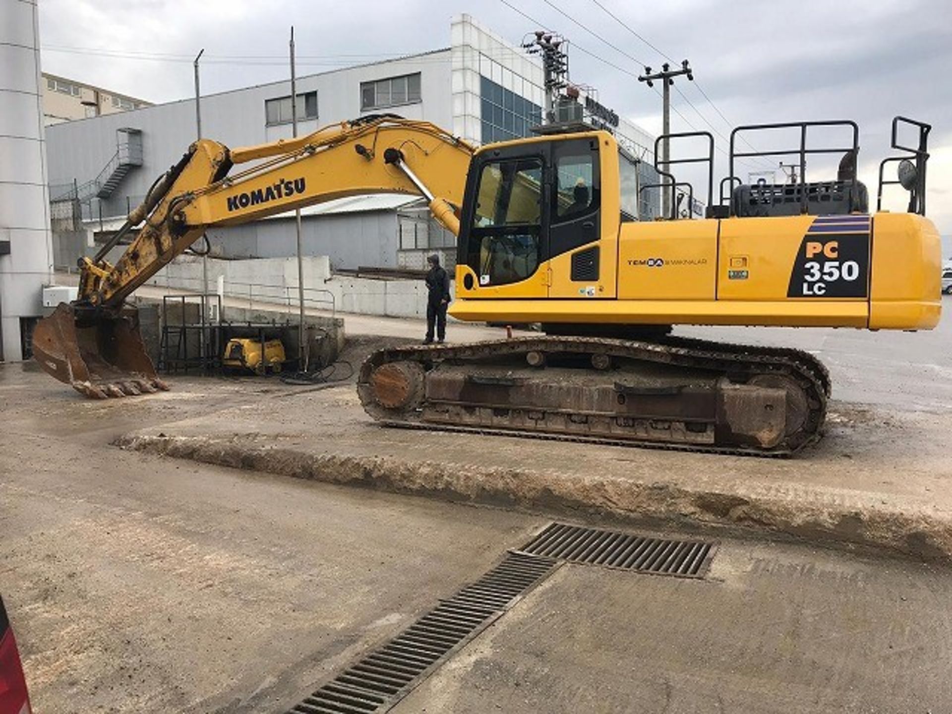 Komatsu PC350LC-8 Tracked Excavator - Image 2 of 19