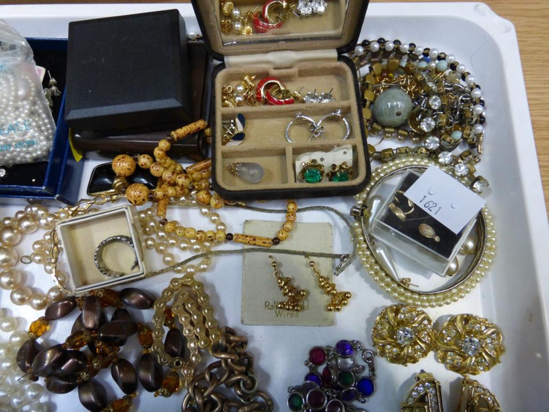 A selection of assorted Costume Jewellery including Necklaces, Earrings, Bracelets etc. (est £25-£ - Image 4 of 5