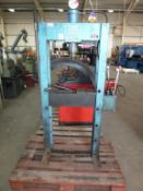 * A Cam 20 ton Manual Hydraulic Press. Please note there is a £5 plus VAT Lift Out Fee on this lot.