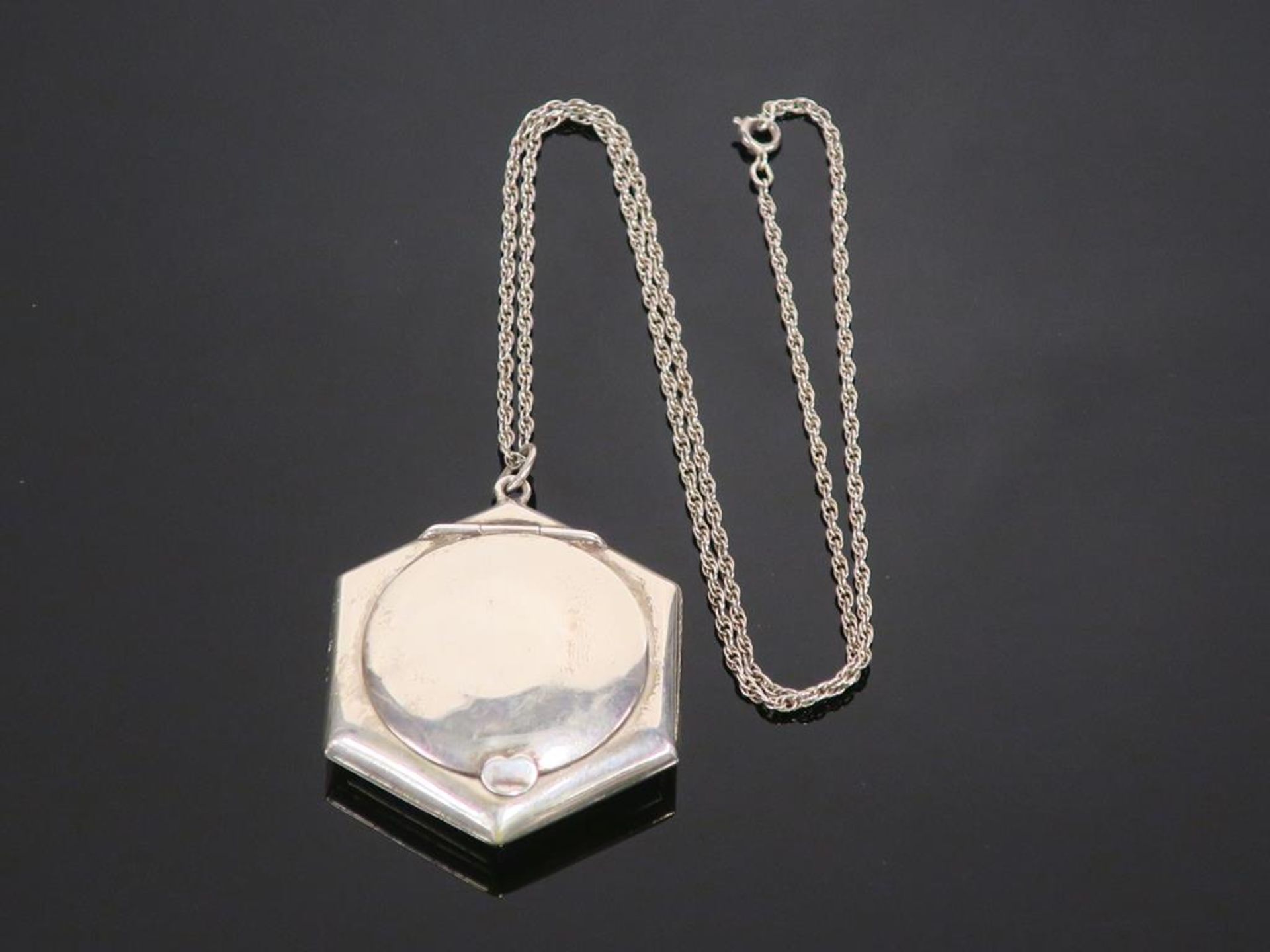 A Vintage Silver (Birmingham 1921) Compact Locket on Silver Chain (est £30-£60)