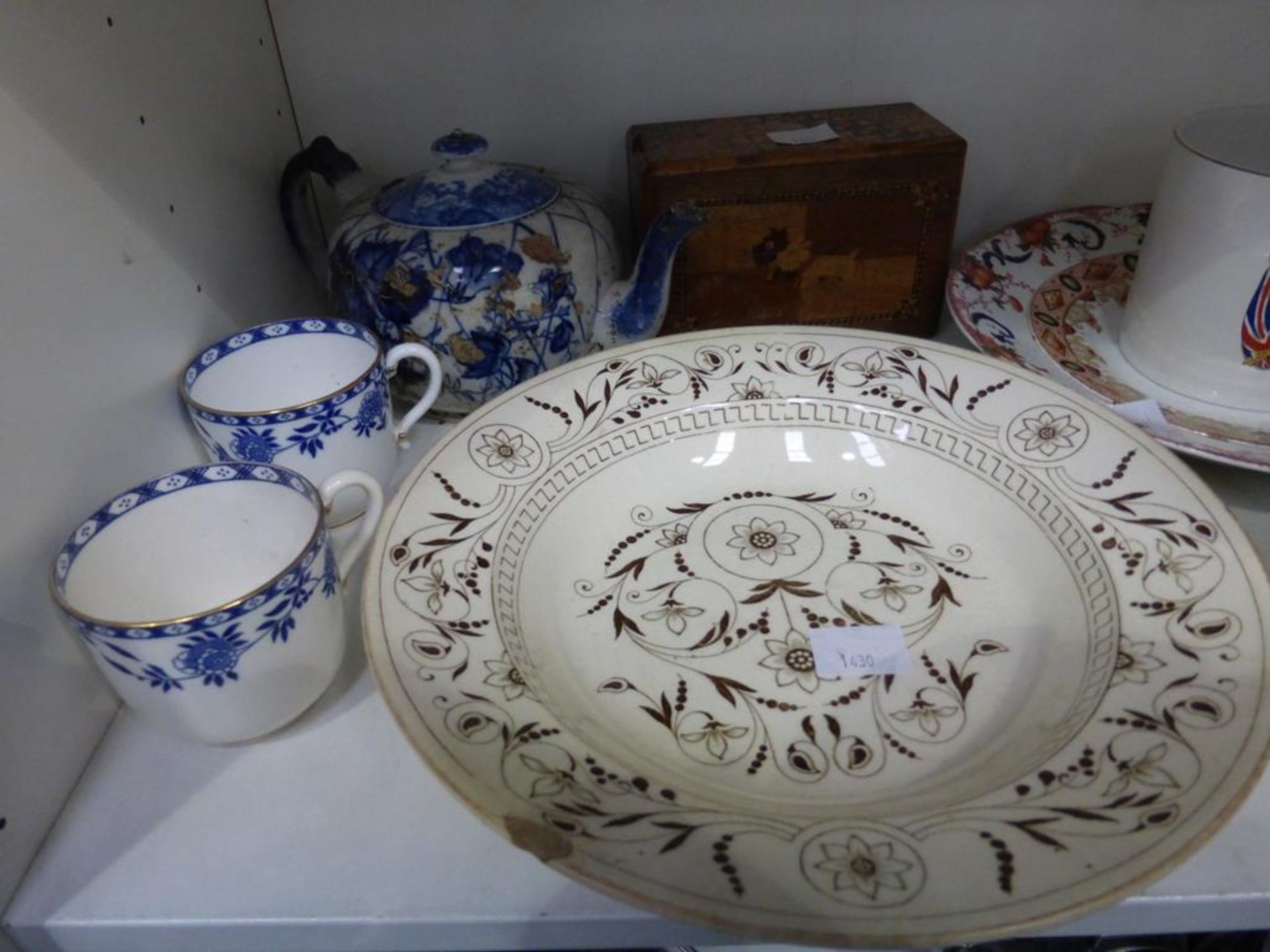 Meakin Dinnerware, Oriental Puzzle Box, Royalty Commemorative Mugs etc. (est £20-£30) - Image 5 of 6