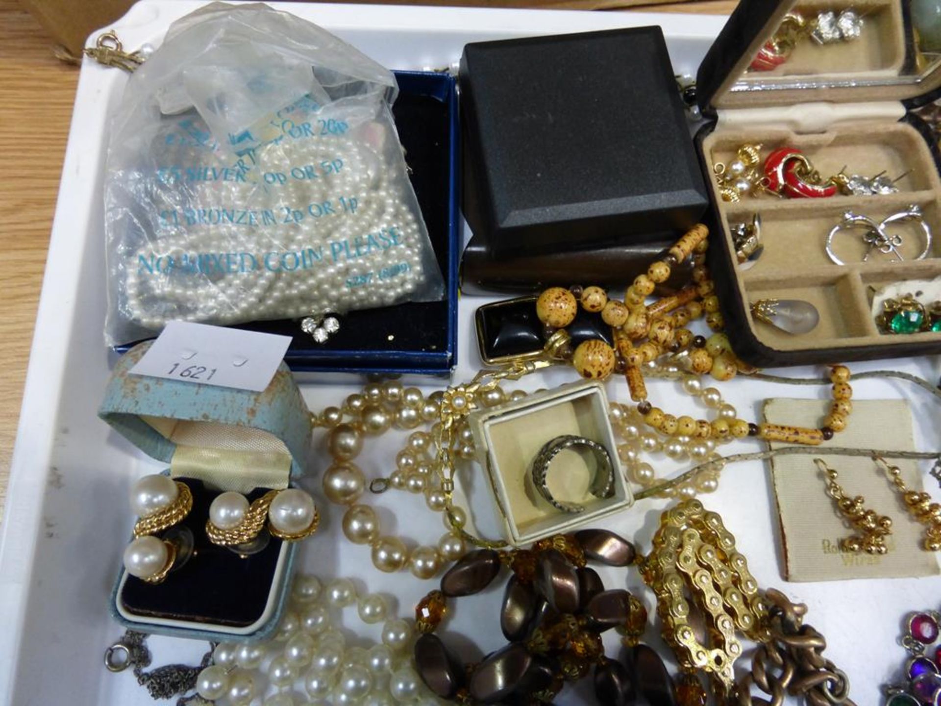 A selection of assorted Costume Jewellery including Necklaces, Earrings, Bracelets etc. (est £25-£ - Image 5 of 5