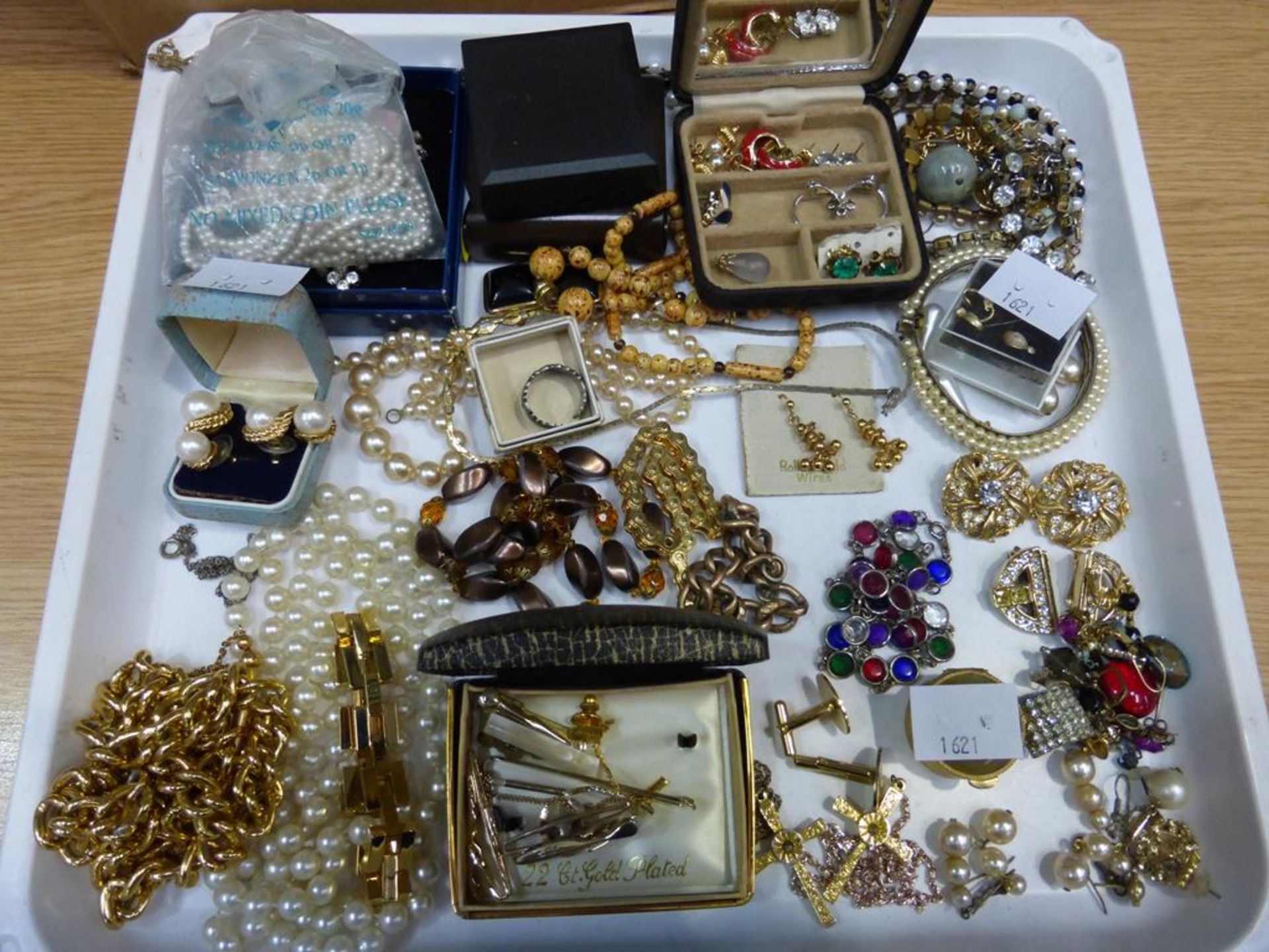 A selection of assorted Costume Jewellery including Necklaces, Earrings, Bracelets etc. (est £25-£