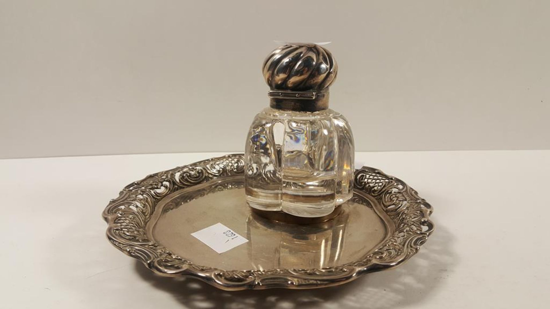 A Birmingham 1895/96 Silver Plate together with a Glass Birmingham 1895/96 Silver Topped - Image 2 of 5