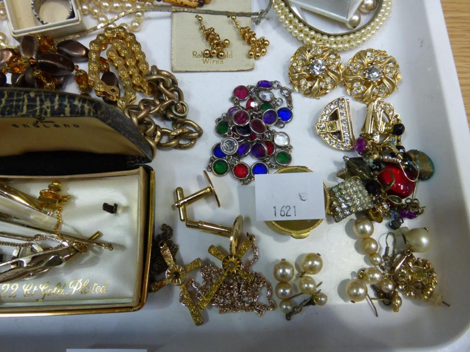 A selection of assorted Costume Jewellery including Necklaces, Earrings, Bracelets etc. (est £25-£ - Image 3 of 5