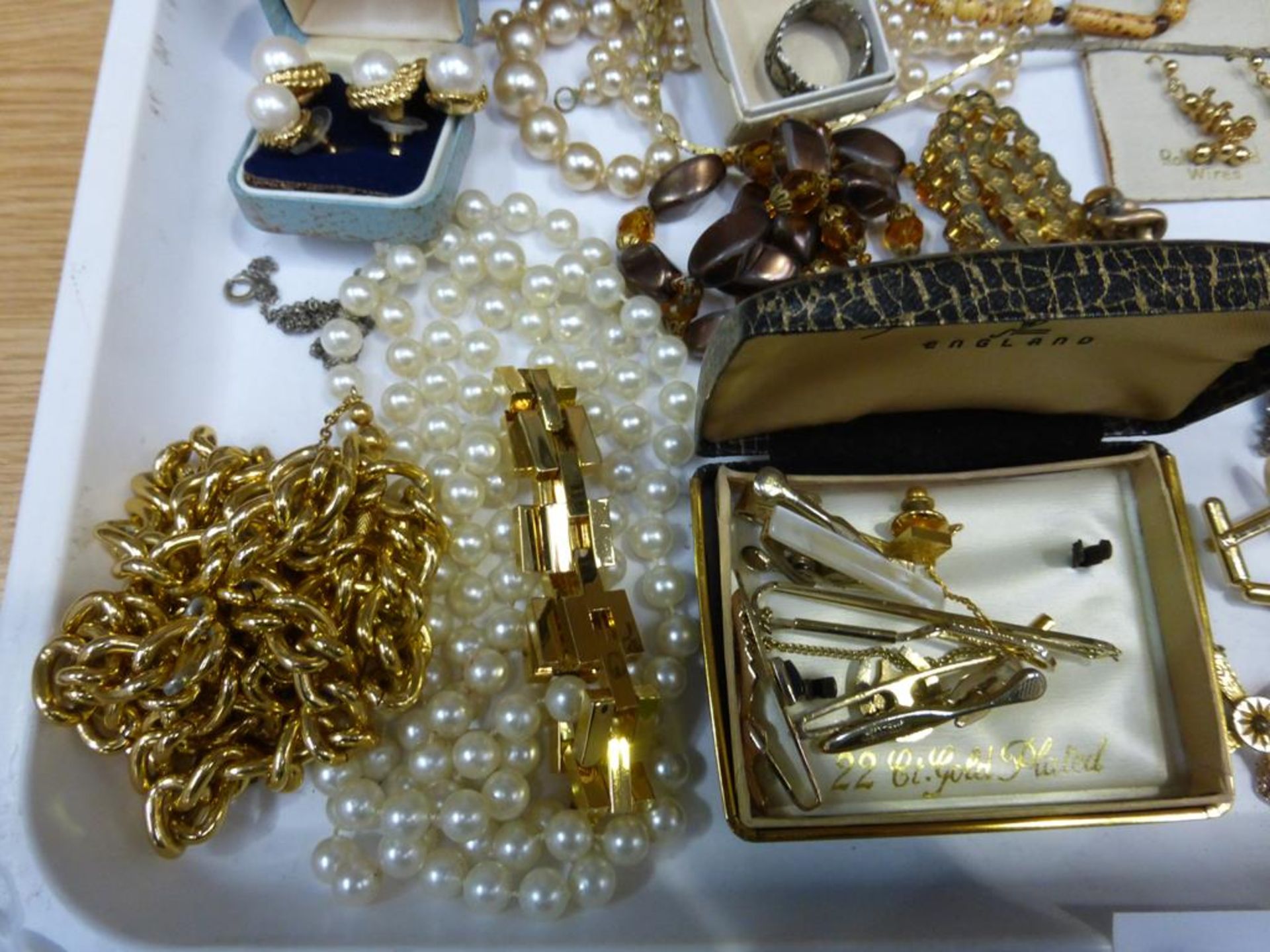 A selection of assorted Costume Jewellery including Necklaces, Earrings, Bracelets etc. (est £25-£ - Image 2 of 5