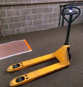 Hand hydraulic pallet truck