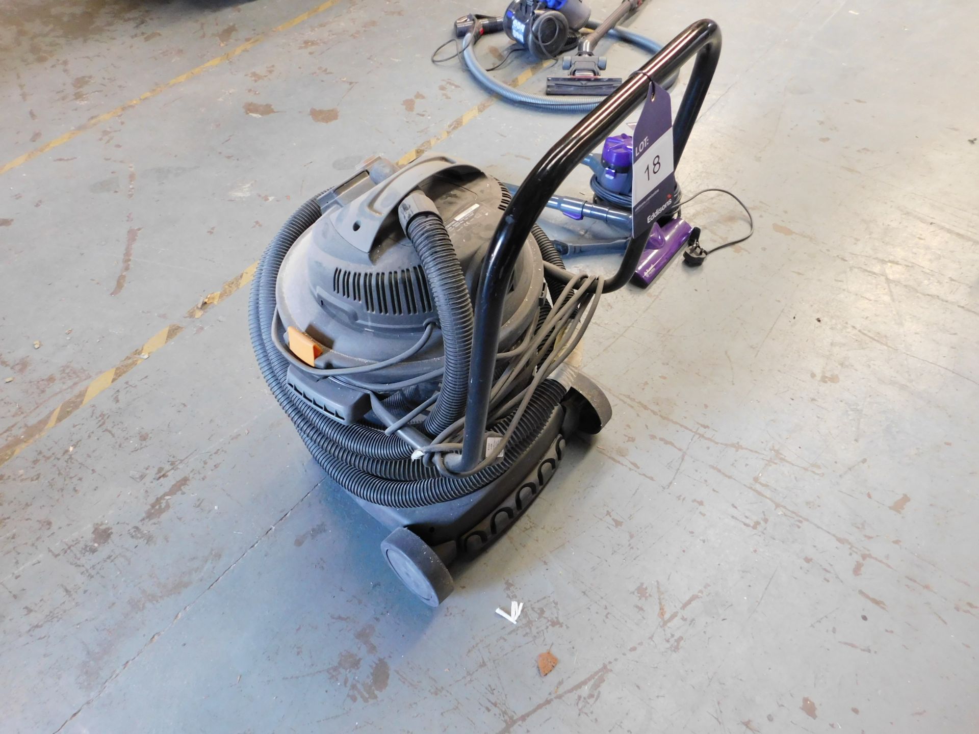 Titan TTB431 wet / dry vacuum cleaner