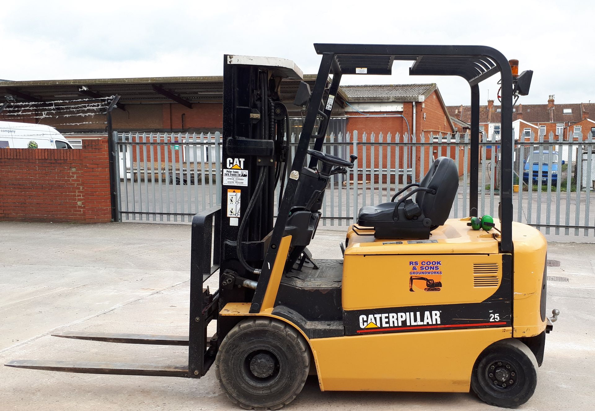 Caterpillar EP25K Electric Fork Lift Truck, serial - Image 2 of 10