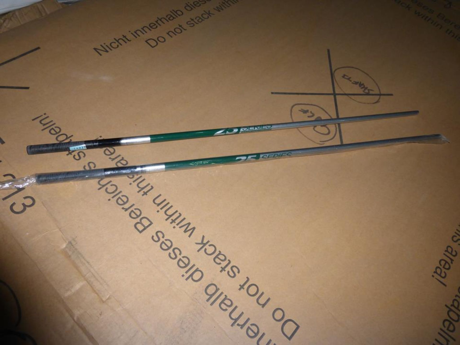 * Approx. 4200 Graphite Golf Club Shafts to box Please note there is a £5 plus VAT Lift Out Fee on - Bild 3 aus 3