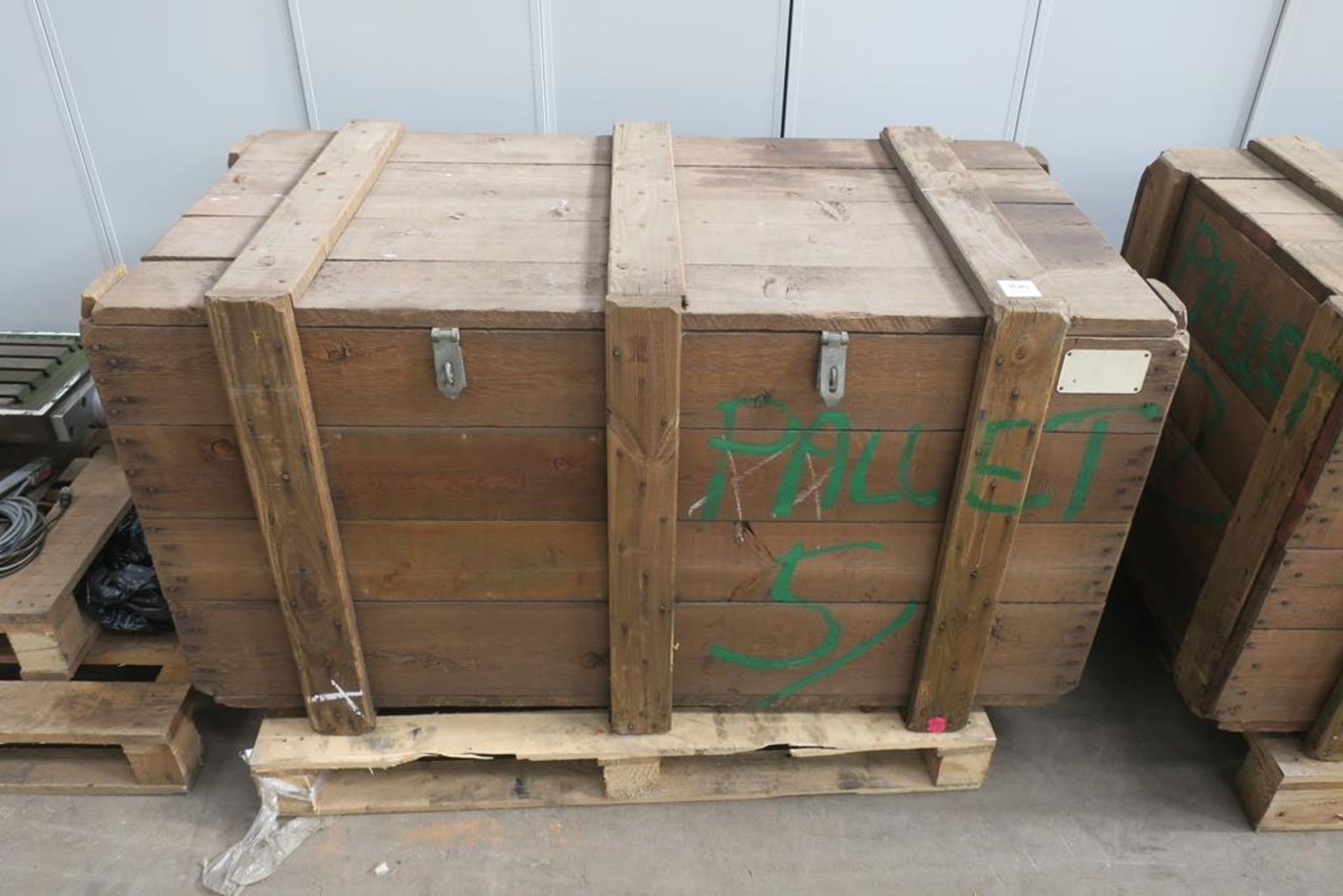 A Large Wooden Storage/Transport Box. Please note there is a £5 plus VAT lift out fee on this lot