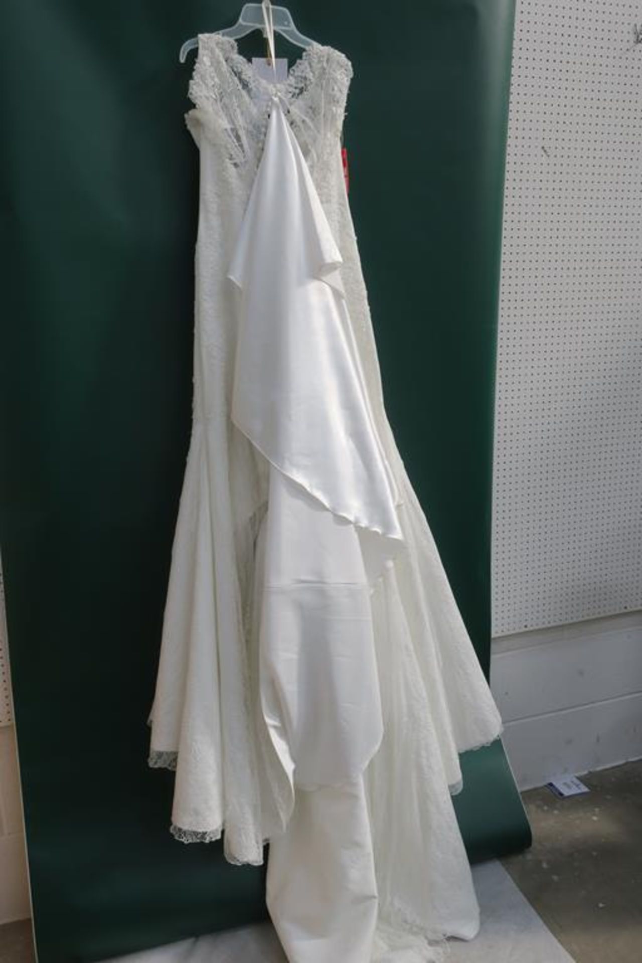 * Oronovias Fabricado En España Wedding Dress UK Size 14 (RRP £1500) - Image 3 of 4
