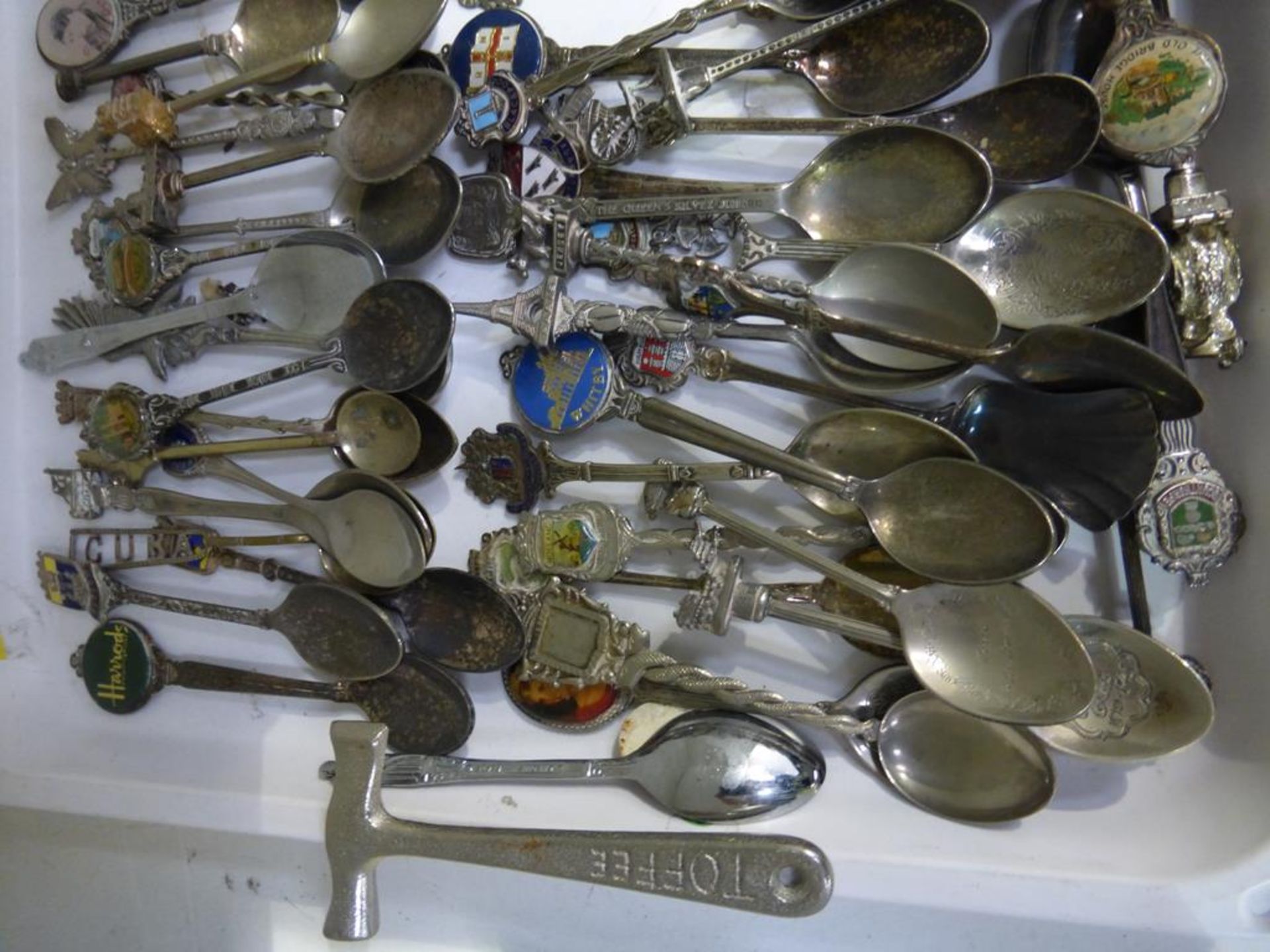 A large collection of predominantly Silver Plated Souvenir Spoons and Meakin Dinnerware, Oriental - Bild 2 aus 10